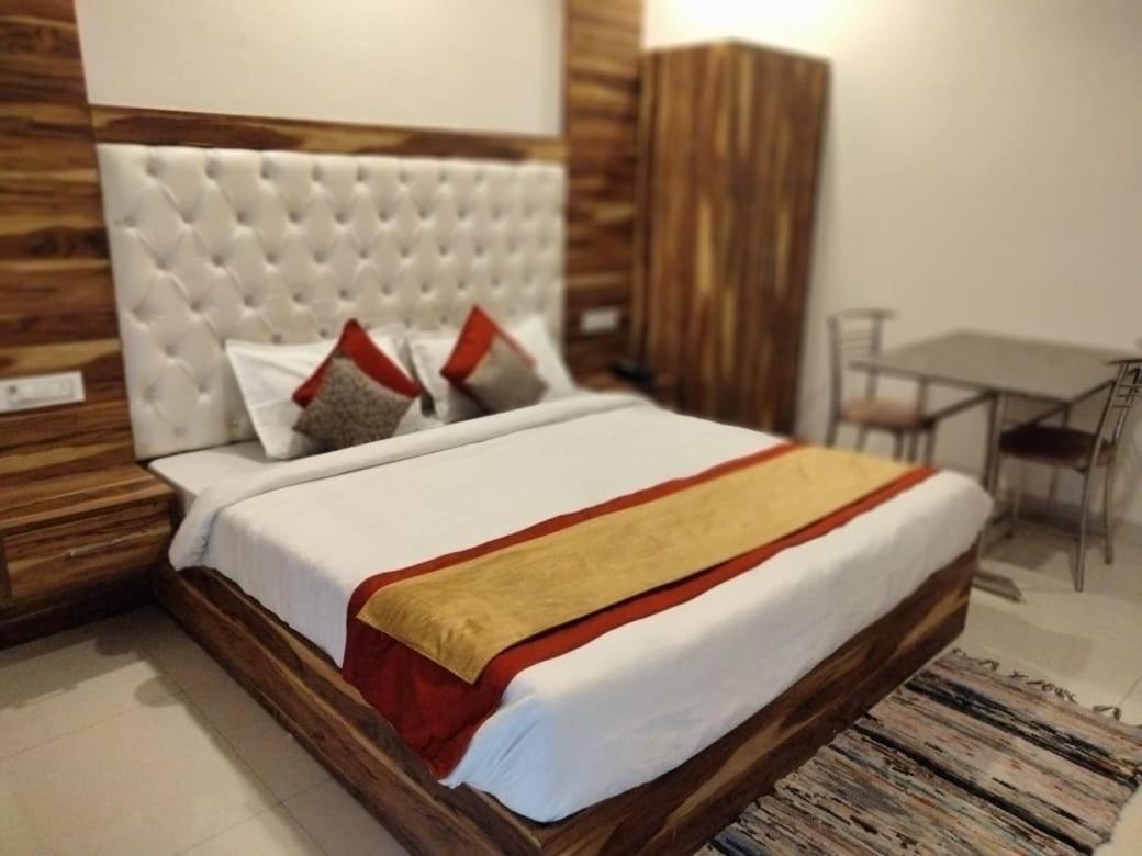 Hotel D Plaza Zirakpur Dış mekan fotoğraf