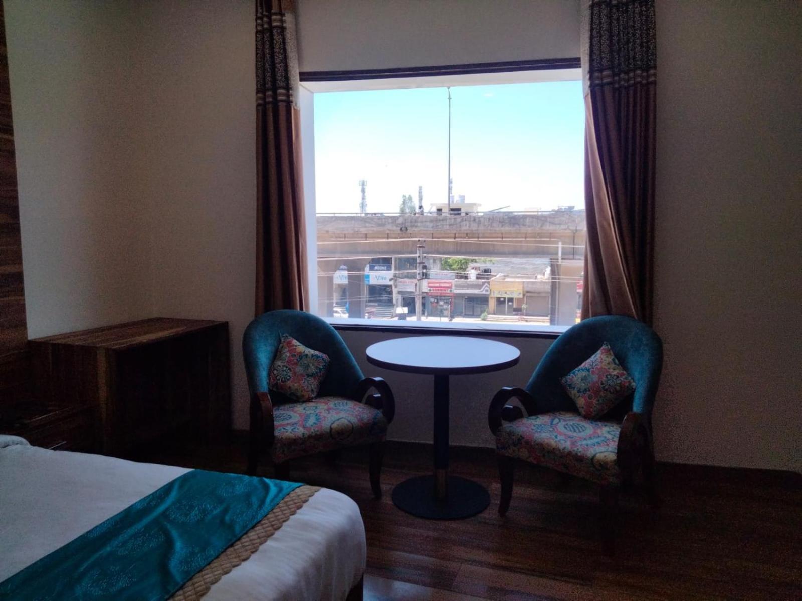 Hotel D Plaza Zirakpur Dış mekan fotoğraf